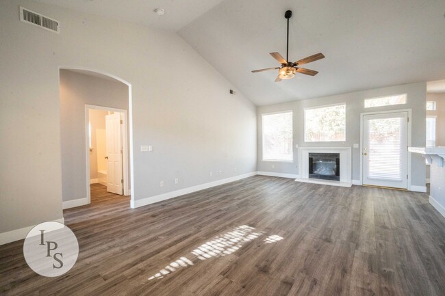 Building Photo - NorthWest Fresno Home, 3BR/2BA, Built 2005...
