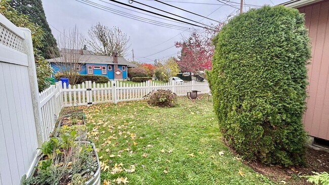 Building Photo - Now Offering Half Month Free! Charming 2BD...