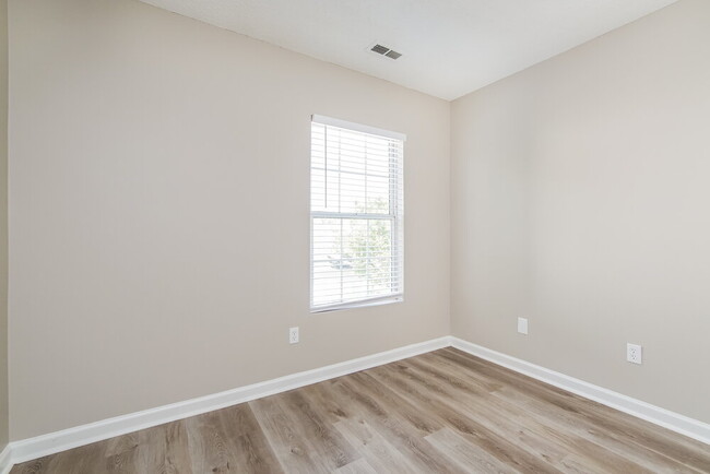 Building Photo - 108 N Honey Springs Ave