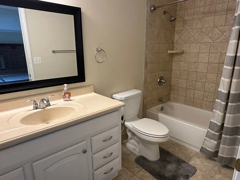 Building Photo - 2884 E Eisenhower Pky