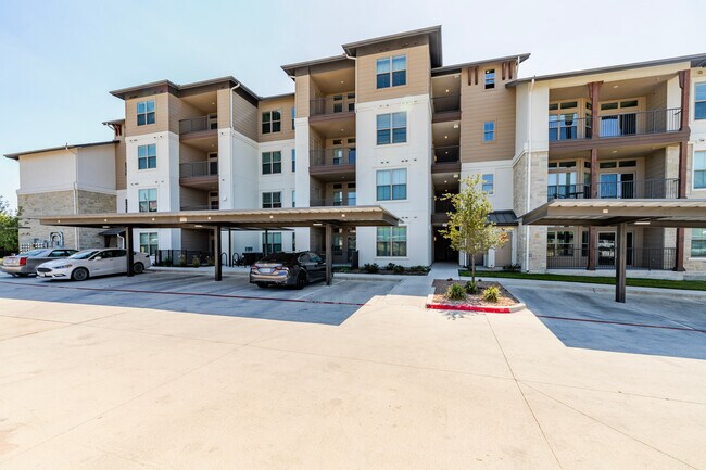 Building Photo - 1501 W Howard Ln