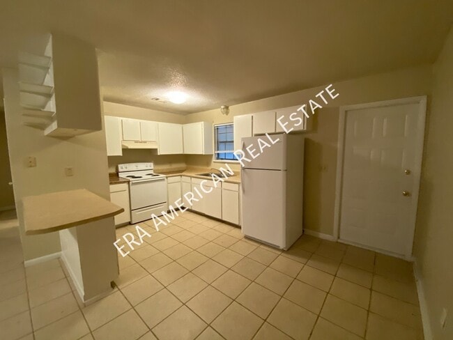 Building Photo - 129 Twin Trees Dr
