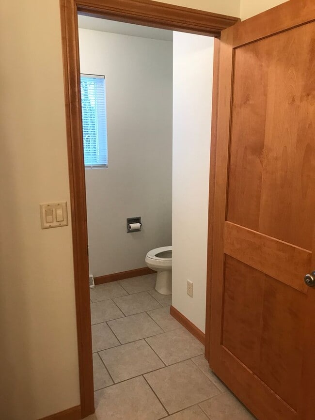 Building Photo - 2100 River Point Ct