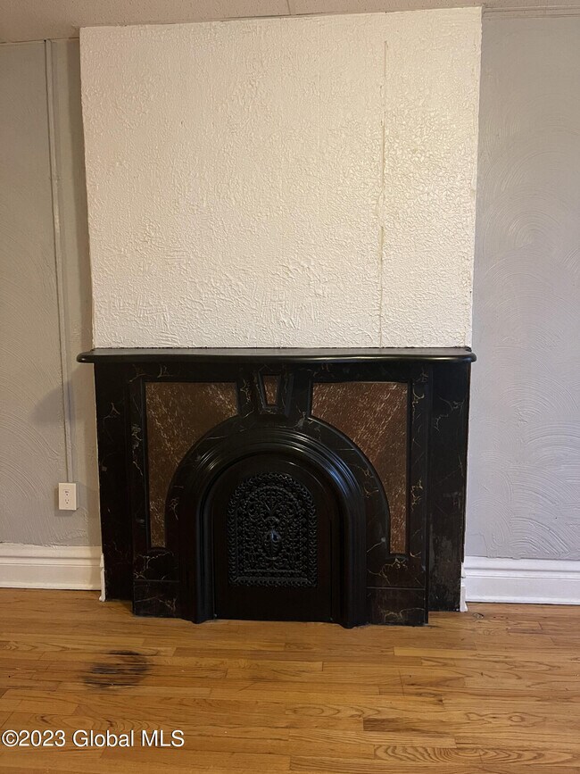 Building Photo - 198 4th St