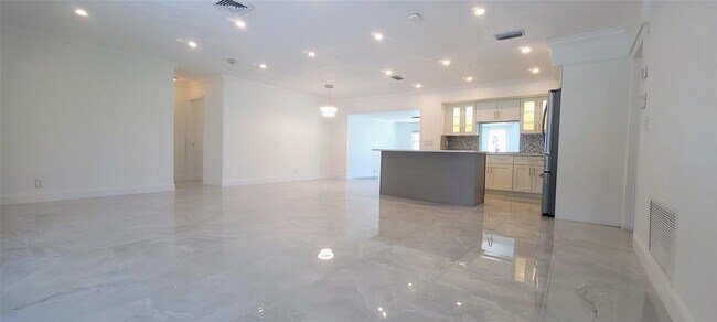 Building Photo - 1400 SE 8th Ave