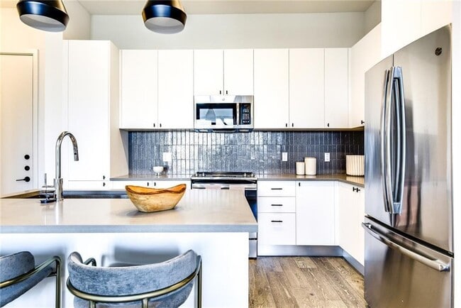 Building Photo - 800 Embassy Dr