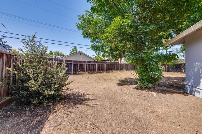 Building Photo - Beautiful Birdland Home on Quiet Cul-de-Sa...