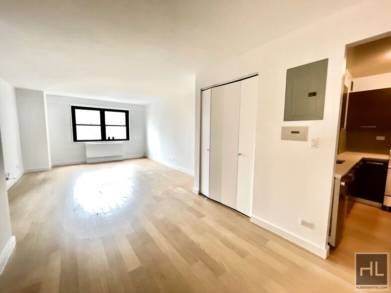 Primary Photo - East 39th Street