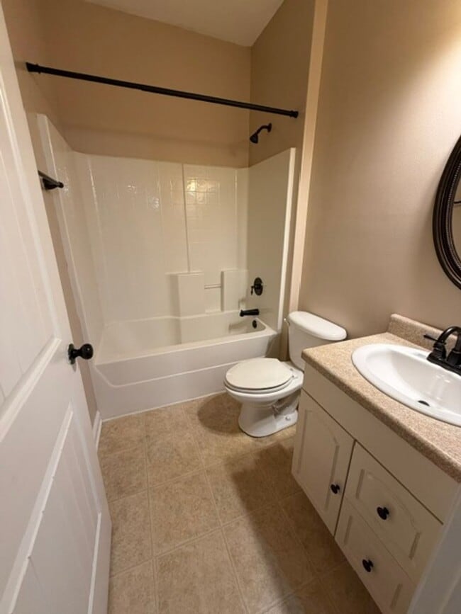 Building Photo - Charming 3 bedroom 2 bath home available now