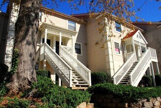 Building Photo - 2 bed 2.5 bath townhouse!