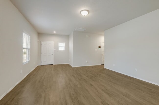 Building Photo - Well-Maintained Home with Modern Conveniences
