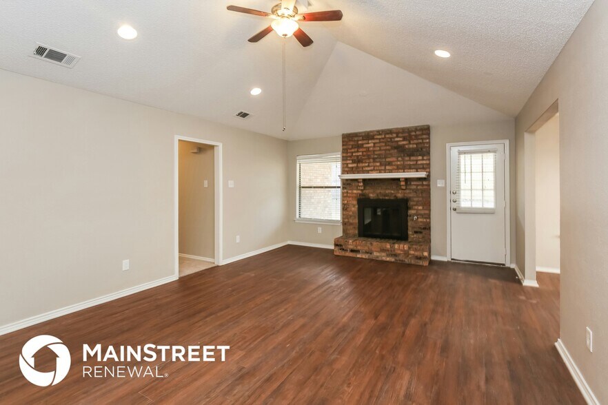 Building Photo - 521 Anglebluff Dr