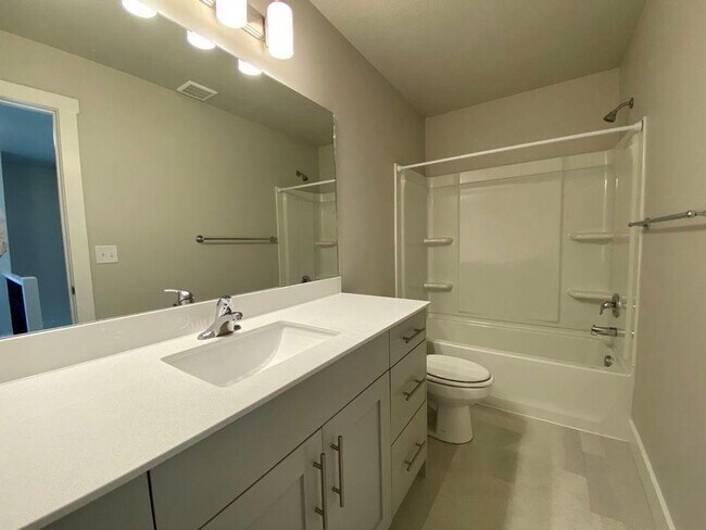 Building Photo - 3 bed 2.5 Bath Clean and Move-in Ready