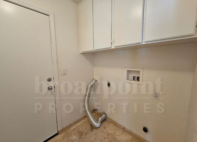 Building Photo - 605 Iona Ct