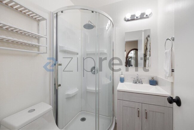 Building Photo - 2404 Manzana Way