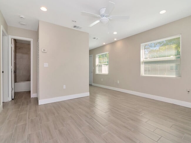 Building Photo - Stunning Newly Renovated 3-Bedroom, 2-Bath Duplex in Prime Bradenton Location!