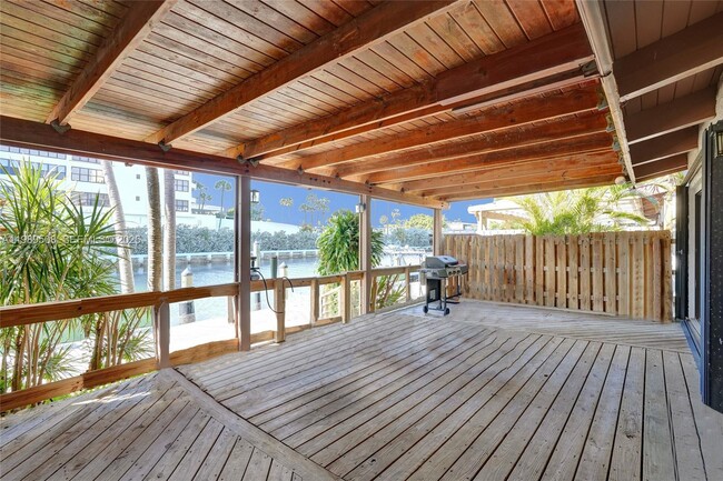 Building Photo - 2619 Parkview Dr S