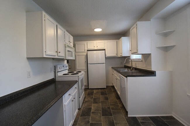 Building Photo - 2 Bedroom 1 Bath Home In Roeland Park