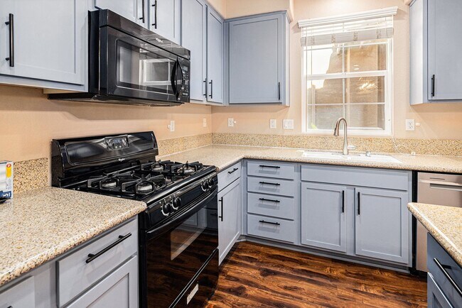 Building Photo - 3 Bedroom 2 1/2 Bath Condo with yard and g...