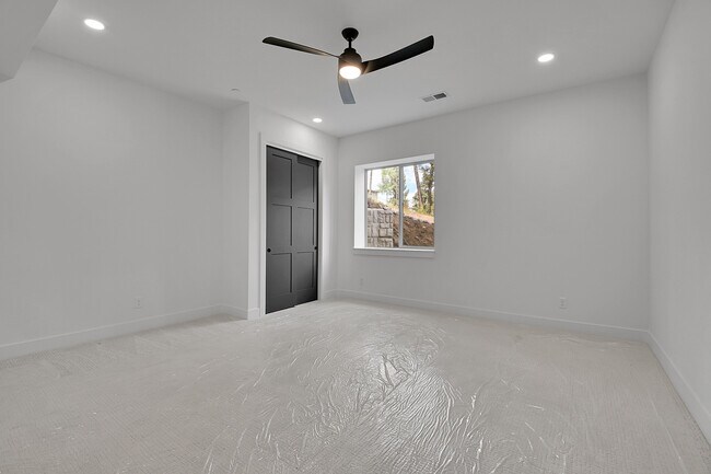 Building Photo - 28229 Juniper Dr