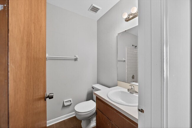 Building Photo - Nice family home!