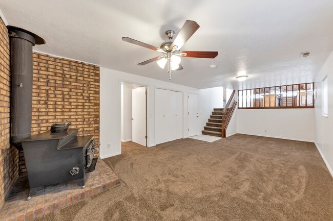 Building Photo - Enormous 4 Bed / 3 Bath Pet Friendly Home in East Layton! Available NOW!