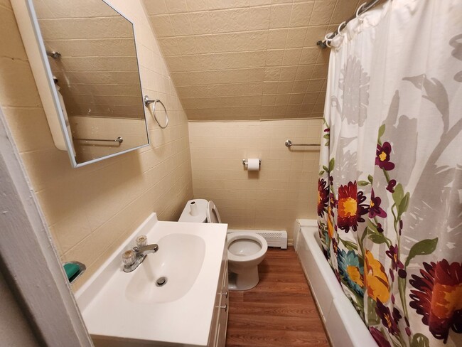 Building Photo - Versatile 2 Bd 1 Bath Top Floor Available ...