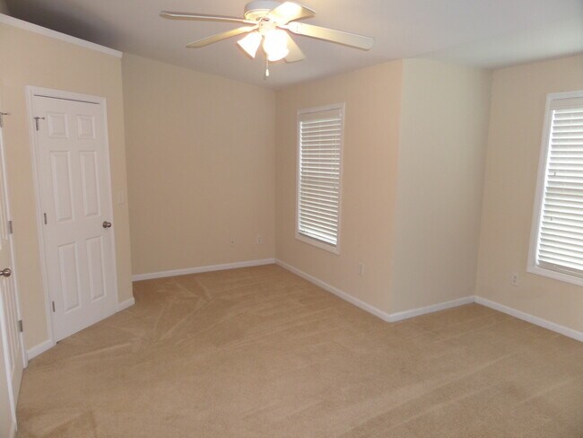 Building Photo - Rare 2 bed 2.5 bath  located in Kennesaw m...