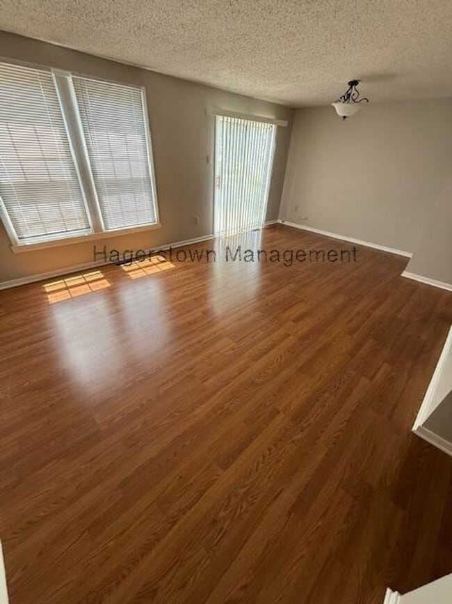 Building Photo - 3 BR Townhouse - Iris Ct