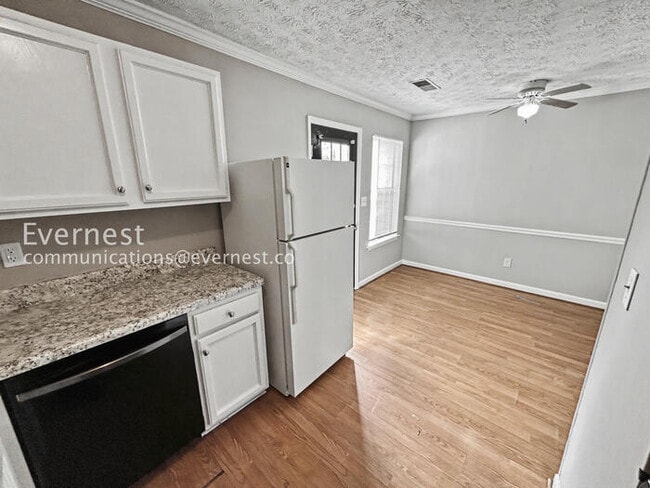 Building Photo - 2 Bed/1.5 Bath Townhome with Modern Amenities / Pet-Friendly / Coming Soon!