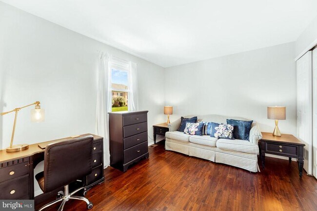 Building Photo - 2023 Country Club Dr