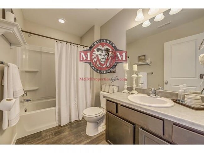 Building Photo - Beautiful 4 Bed 4 Bath Townhome in South J...