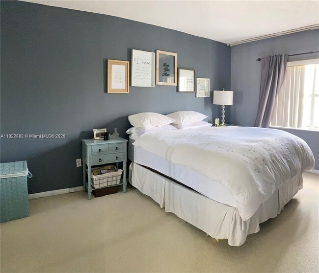 Building Photo - 400 Kings Point Dr
