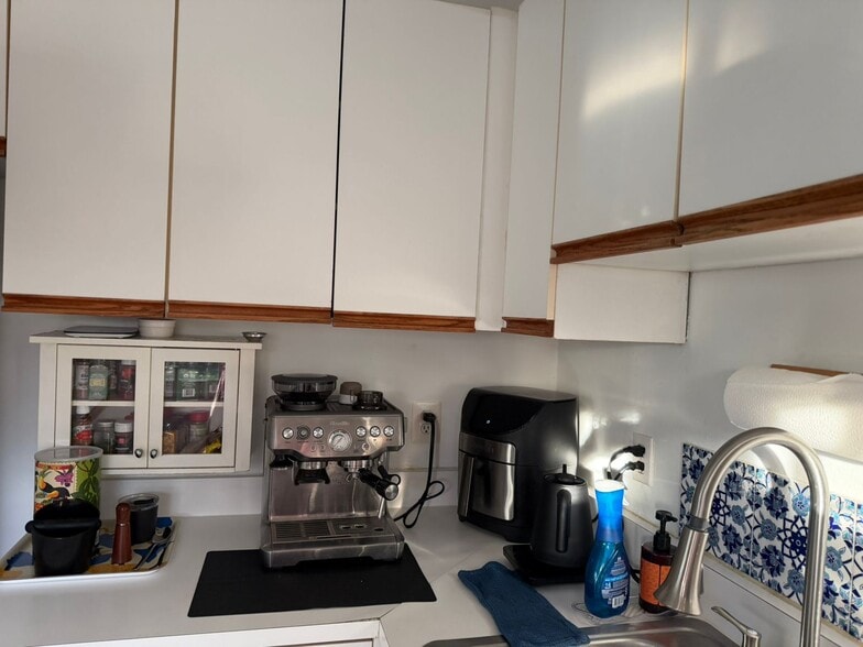 Kitchen - 1800 West Abingdon Drive