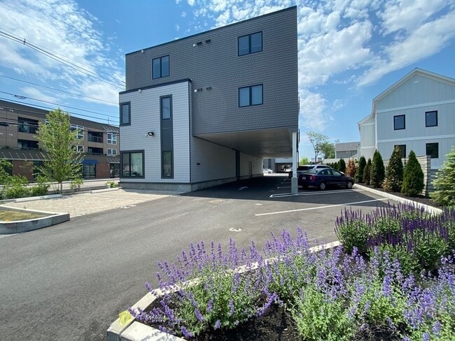 Building Photo - 405 Pleasant St