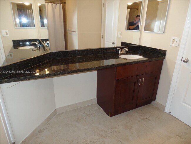 Building Photo - 2811 N Oakland Forest Dr