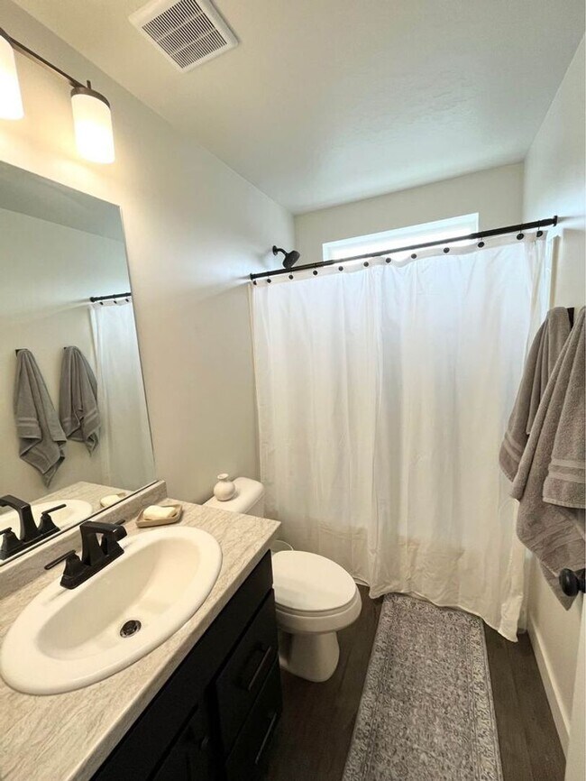 Building Photo - Lovely home for rent in Saratoga Springs.  (Pet Friendly)