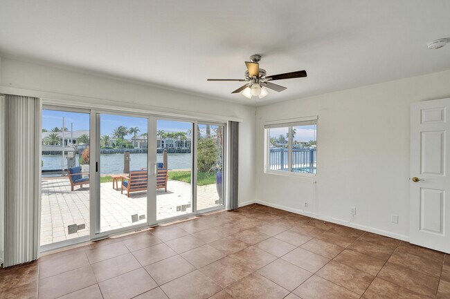 Building Photo - 1717 N Riverside Dr