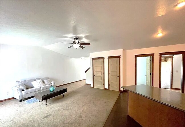 Building Photo - Beautiful 3 bedroom 2 1/2 bath townhouse in 4 Corners! Fenced backyard!