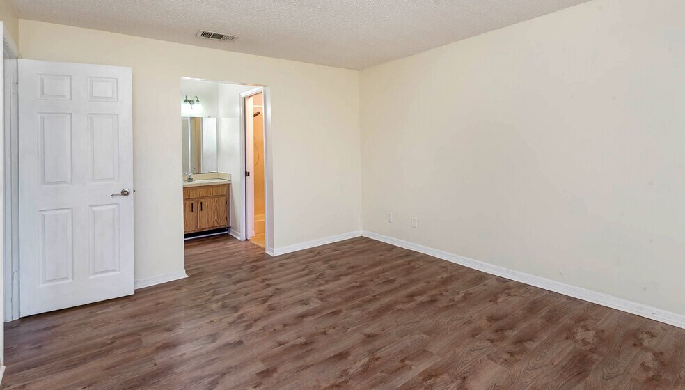 Building Photo - 1029 Regency Dr