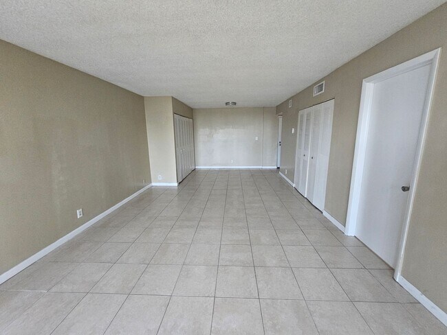 Building Photo - Large  1BR/1.5BA. No minimum Credit Score required!