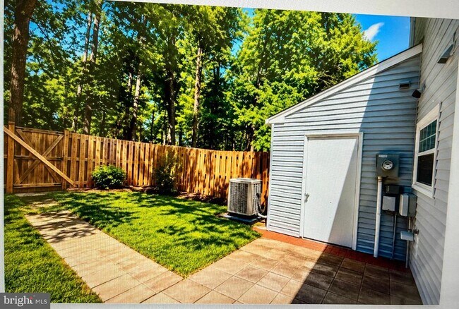 Building Photo - 2513 Robinson Pl
