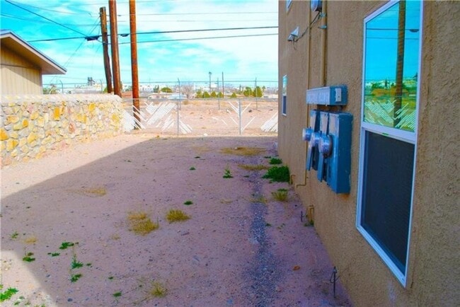 Building Photo - 205 N Little Flower Rd