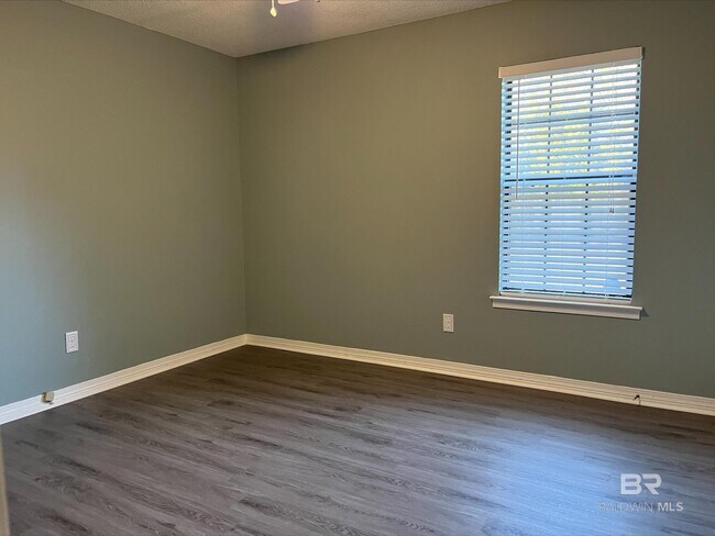 Building Photo - 10510 Gayfer Rd Ext