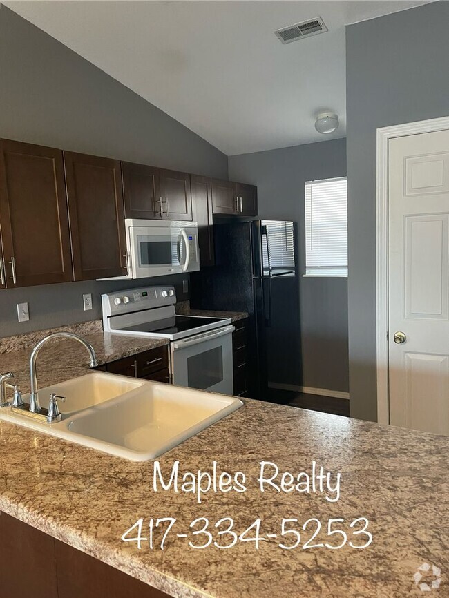 Building Photo - 2 Bedroom / 2 Bath Penthouse Condo at Fall...