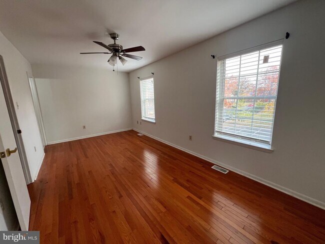 Building Photo - 8297 Londonderry Ct