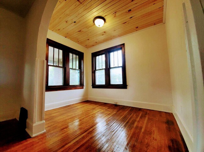 Building Photo - 274 W Dickson Ave