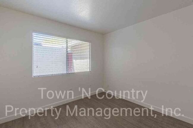 Building Photo - 3 Bedroom, 2 Bath Creekside Condo Available Now!