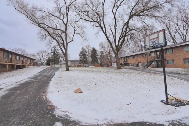 Building Photo - 322 Maple Dr