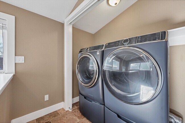 Building Photo - Stunning Craftsman Home in the Heart of Denver!